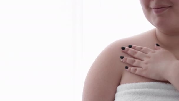 Nawilżający skórę nawilżające ciało pozytywne pielęgnacja kobieta balsam — Wideo stockowe