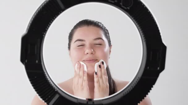 Nettoyage de la peau soin du visage femme obèse visage — Video