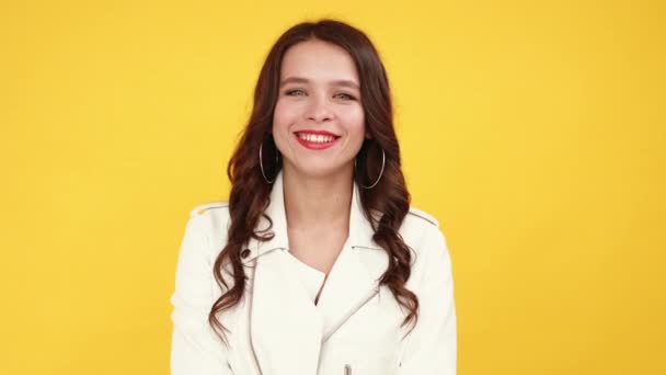 Gens heureux émotion positive souriant femme fière — Video