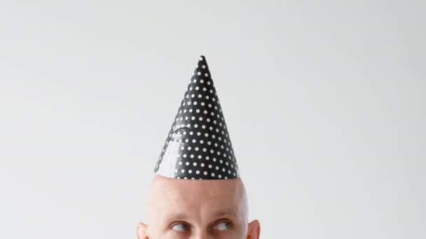 Birthday surprise funny curious man in party hat — Stock Video