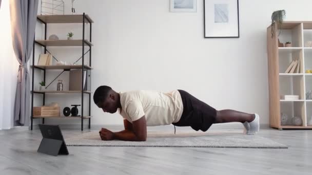 Treinamento online homem negro preguiçoso esporte fitness — Vídeo de Stock