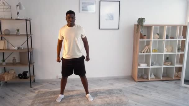 Casa esporte casual black man lockdown fitness — Vídeo de Stock