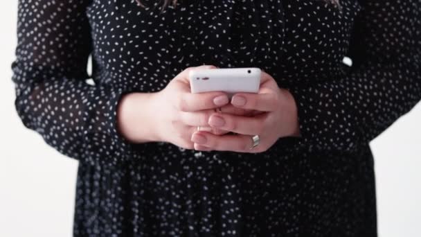 Mobil kommunikation överviktiga kvinna händer med hjälp av telefon — Stockvideo