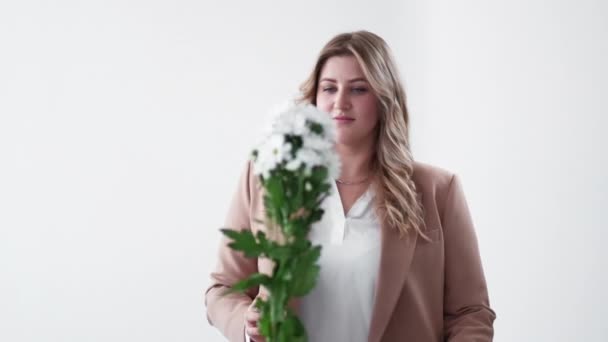 Онлайн знайомства жінка день сюрприз ожиріння леді квітка — стокове відео