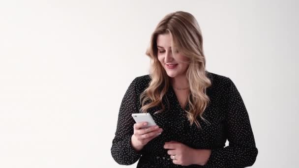 Citas aplicación móvil comunicación mujer obesa feliz — Vídeo de stock