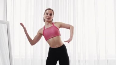 Dans, kadın eğitmen formundaki kadını harekete geçirir.