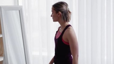 Susamış kadın fitness molası. Su içen bayan.