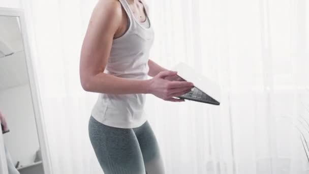 Domácí fitness nohy cvičení žena cvičení notebook — Stock video