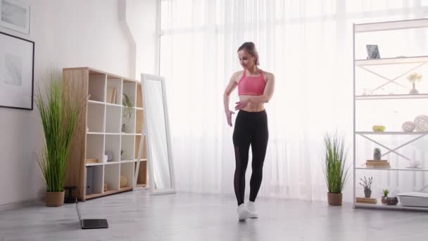 Dance blogger zumba samouczek kobieta szkolenia online — Wideo stockowe