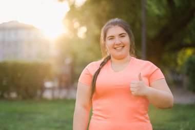 Mutlu jest artı kilolu kadın.