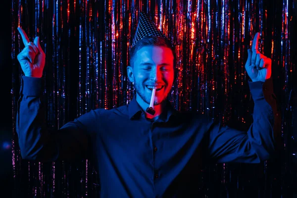 Verjaardagsfeestje leuk feest neon gelukkig man — Stockfoto