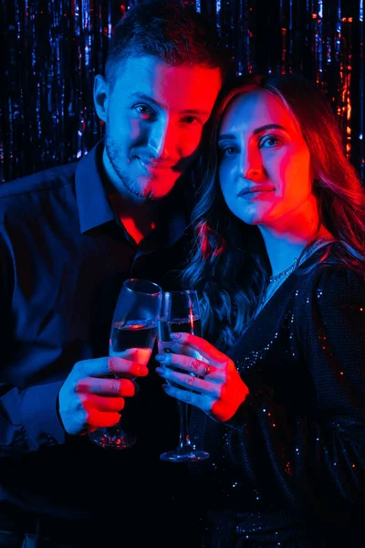 Brindisi festivo appuntamento romantico occhiali coppia al neon — Foto Stock