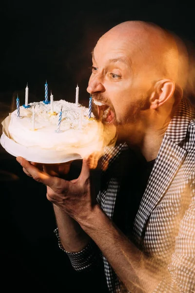 Χρόνια πολλά εορταστική άνθρωπος γιορτή κέικ χαιρετισμό — Φωτογραφία Αρχείου
