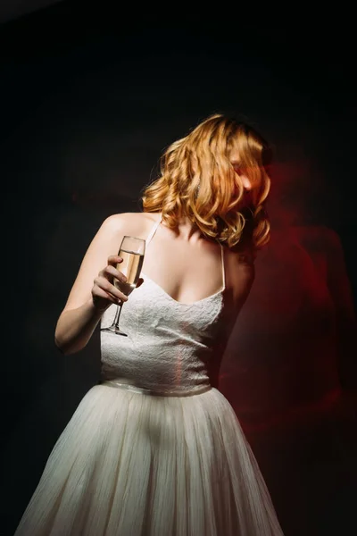 Donna sposa bevanda festa godendo celebrazione — Foto Stock