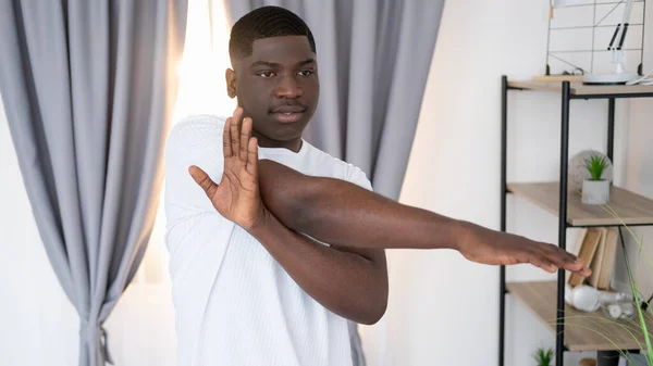 Home training sportieve zwarte man gezond lichaam — Stockfoto
