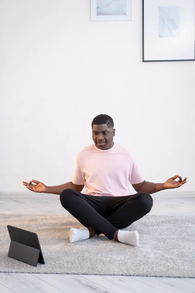 Yoga praktijk nieuwsgierig zwart man online les nieuw — Stockfoto