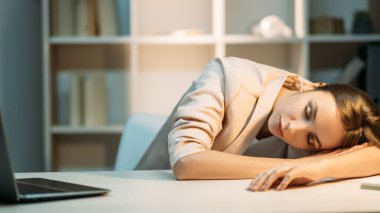 Gece çalışması yorgunluk çeken uyuyan kadın