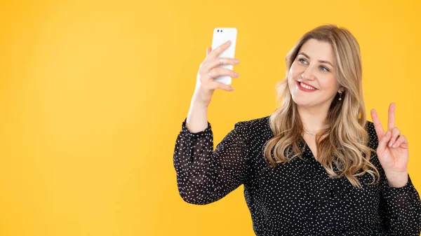 Corps positif médias sociaux femme en surpoids selfie — Photo