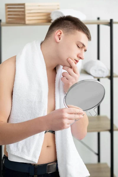 Matin salle de bain routine peau parfaite homme visage — Photo