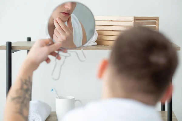 Mattina igiene facciale trattamento uomo viso specchio — Foto Stock