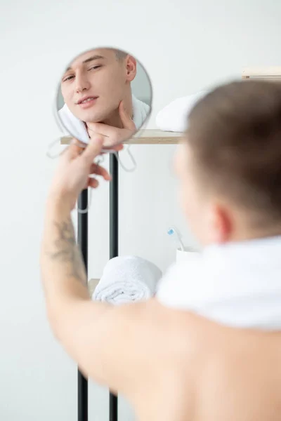 Perfektní pleť po holení krém muž tvář zrcadlo — Stock fotografie