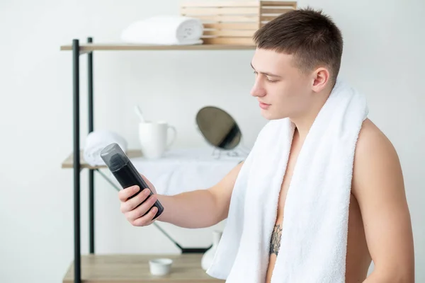 Obličej čištění pleti ošetření muž ručník sprcha — Stock fotografie