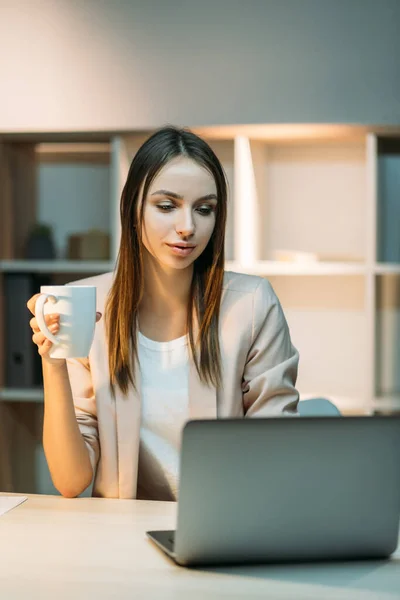 Entspannte Routinearbeit im Büro — Stockfoto