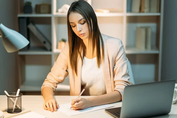 Nachtstudie online lernen Frau tippen — Stockfoto