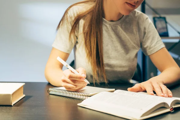 Autoeducación aprendizaje a distancia estudiante escribir notas — Foto de Stock