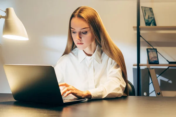 Trabajo nocturno mujer trabajo remoto utilizando el ordenador portátil — Foto de Stock