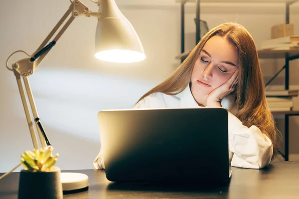 Aburrido en línea reunión trabajo remoto dormir mujer — Foto de Stock