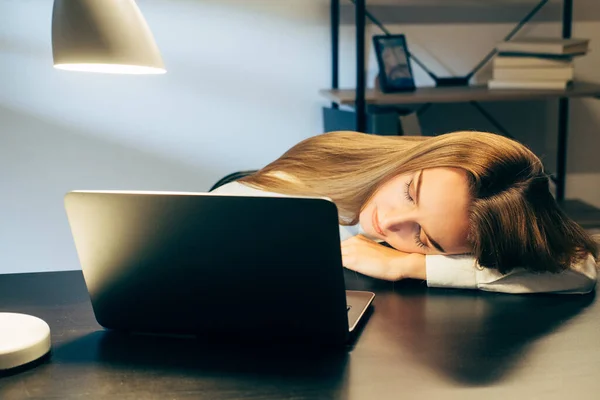 Trabajo remoto adicto al trabajo cansado dormir mujer oficina — Foto de Stock