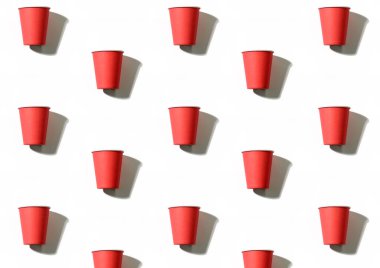 Çatal bıçak arka plan bardakları kırmızı bardaklar beyaz