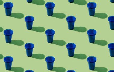 Plastik cam atık arka plan bardakları yeşil