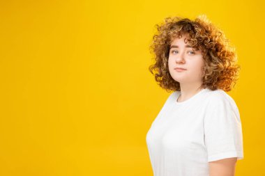 kilolu kadın kendine güveni olan pozitif kız