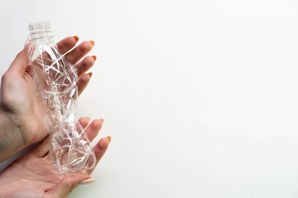 Plastik sampah dunia polusi tangan memegang botol — Stok Foto