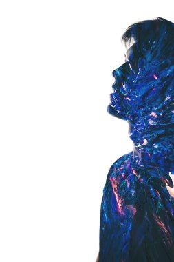 Meditasyon portresi. Hayalperest adam mavi boya lekeleri.