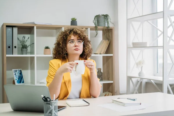 Praca przerwa kawa czas kobieta laptop dom biuro — Zdjęcie stockowe