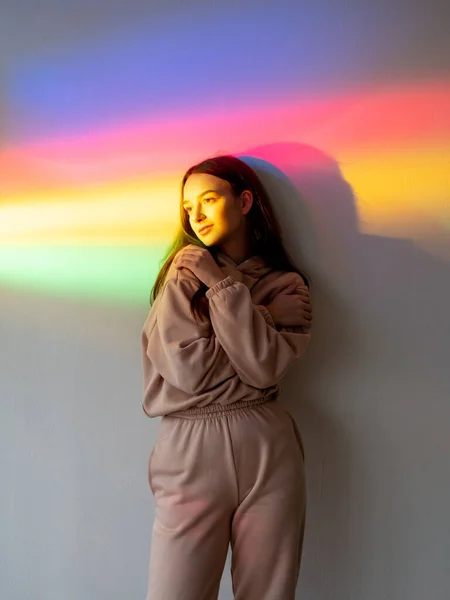 Color luz gente amor propio chica arco iris neón — Foto de Stock