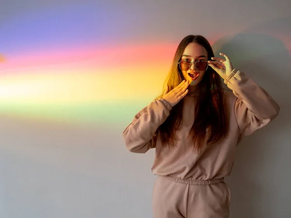 Chica sorprendida moda fondo omg arco iris neón — Foto de Stock