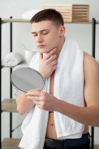Après-rasage soin quotidien homme routine visage parfait — Photo