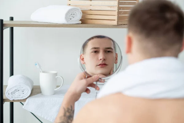 Péče o obličej denní rutina péče muž koupelna — Stock fotografie