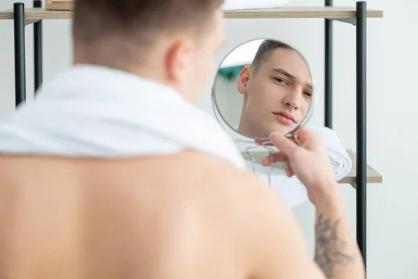 Suchá kůže muž tvář péče produkt alergie zrcadlo — Stock fotografie