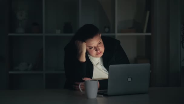 Trabalho tarde trabalho pressão prazo feminino roncando — Vídeo de Stock