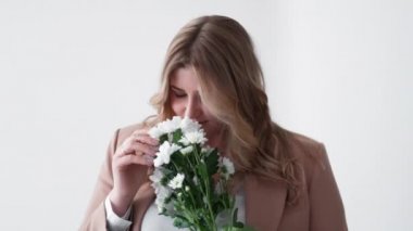 8 Mart hediyesi internette obez kadın çiçekleriyle buluşuyor.