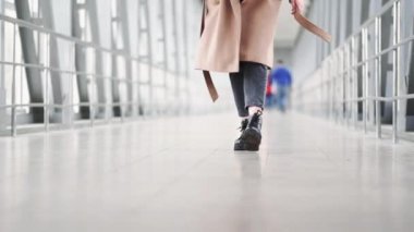 şehir modası sonbahar ayakkabıları koleksiyonu kadın bacakları