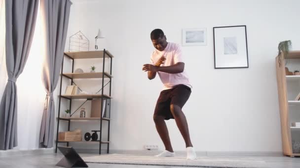 Tradição africana dança homem negro online — Vídeo de Stock