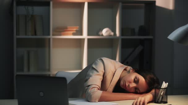 Estudio nocturno trabajo fatiga mujer dormida — Vídeos de Stock