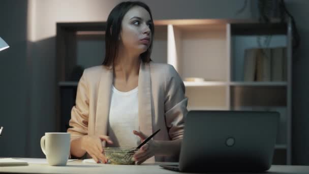 Snelle maaltijd op de werkplek stoppen met eten — Stockvideo