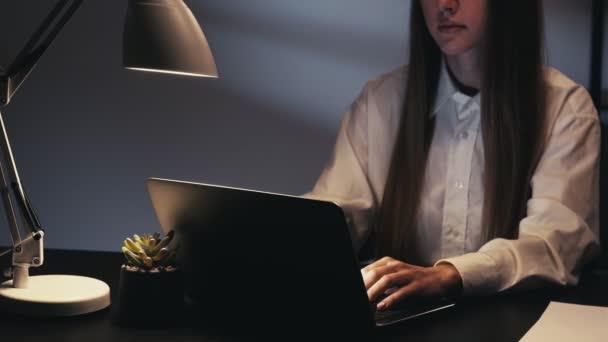 家庭用ロックダウンの女性がノートパソコンを入力して — ストック動画